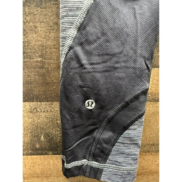 Lululemon Women's Capri Leggings with Back Zipper Pocket Size 4‎ - Picture 3 of 3